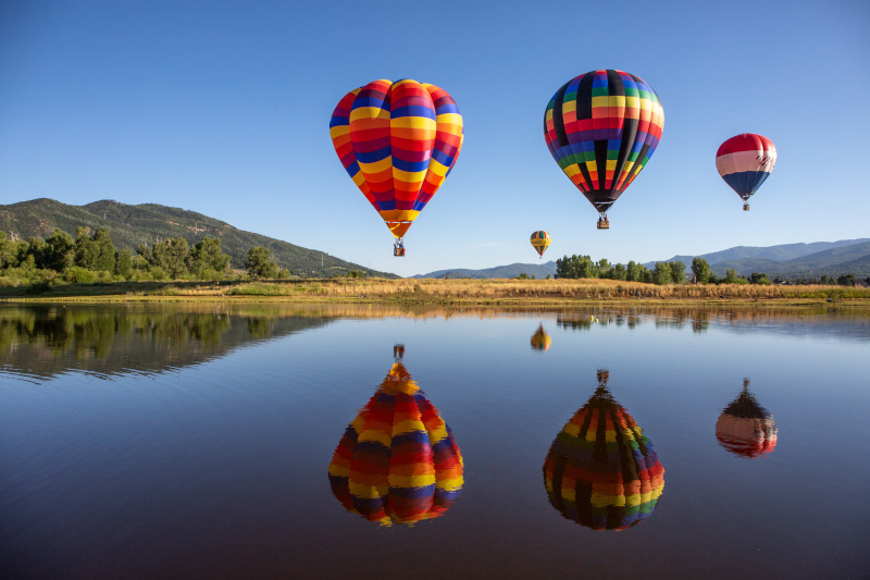 Heißluftballons über einem See